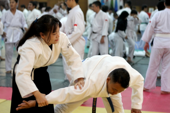 Tujuan Aikido mengalirkan tenaga lawan tanpa menyakiti