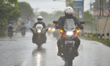 Untuk Bikers! Nih Tips Aman Saat Riding di Musim Hujan