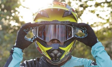 Mantan Pebalap Moto2 Lelang Helm Untuk Bantu Pengobatan Pebalap MiniGP Rinjani