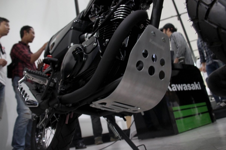 Engine cover Kawasaki W175TR sebagai aksesori pilihan